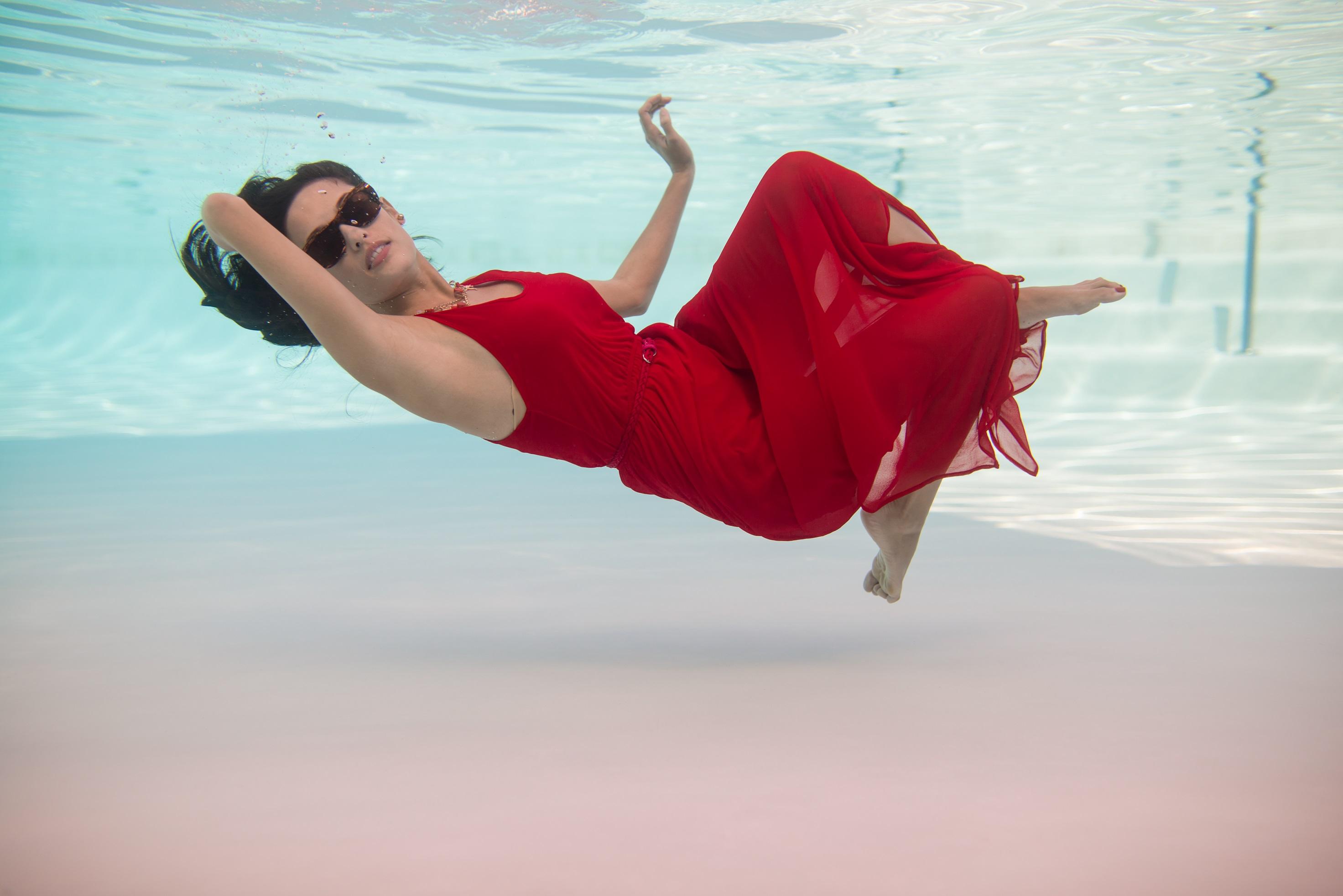 瓜达拉哈拉硬石酒店 萨波潘 外观 照片 A woman floating in a swimming pool